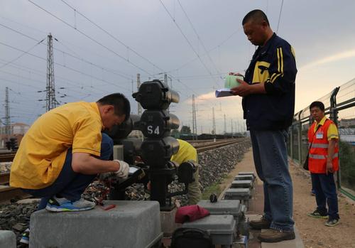 石家莊東華鐵路學(xué)校鐵道信號(hào)學(xué)費(fèi)多少？