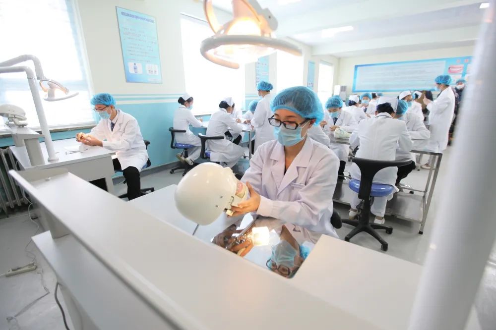 口腔修復(fù)工藝專(zhuān)業(yè)學(xué)習(xí)課程及就業(yè)方向